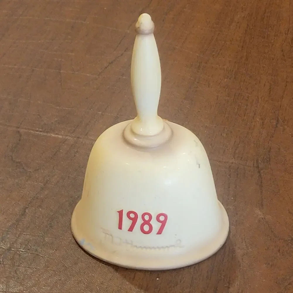 Vintage 1989 Goebel M.I. Hummel Latest News 12th Edition Annual Bell HUM 711